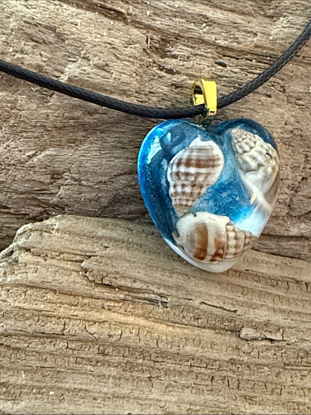 Hand Crafted Resin Blue Heart Shell Pendant Necklace - Picture 4 of 8